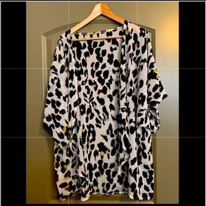 LEOPARD KIMONO SIZE L-XL. The CUTEST PRINT!!!